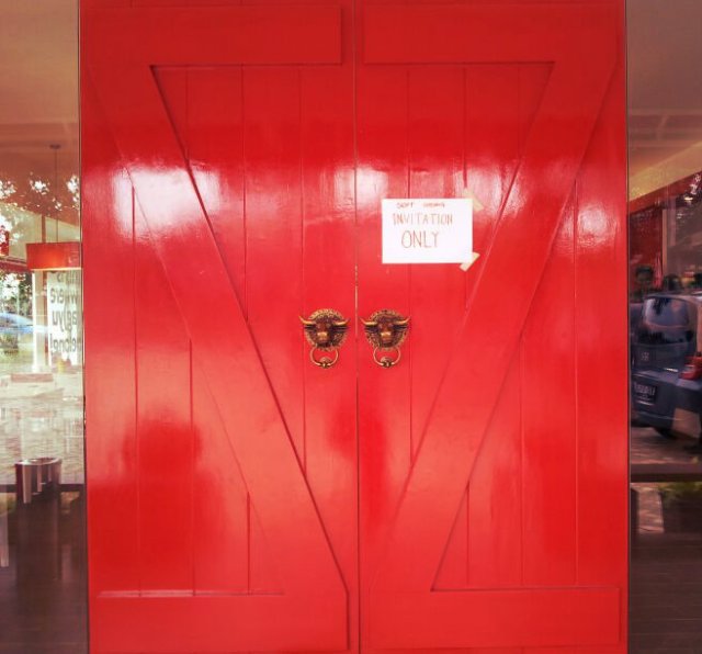 Pintu depan #CAMPBonJer. Cakep ya? (Foto: @wisnude)